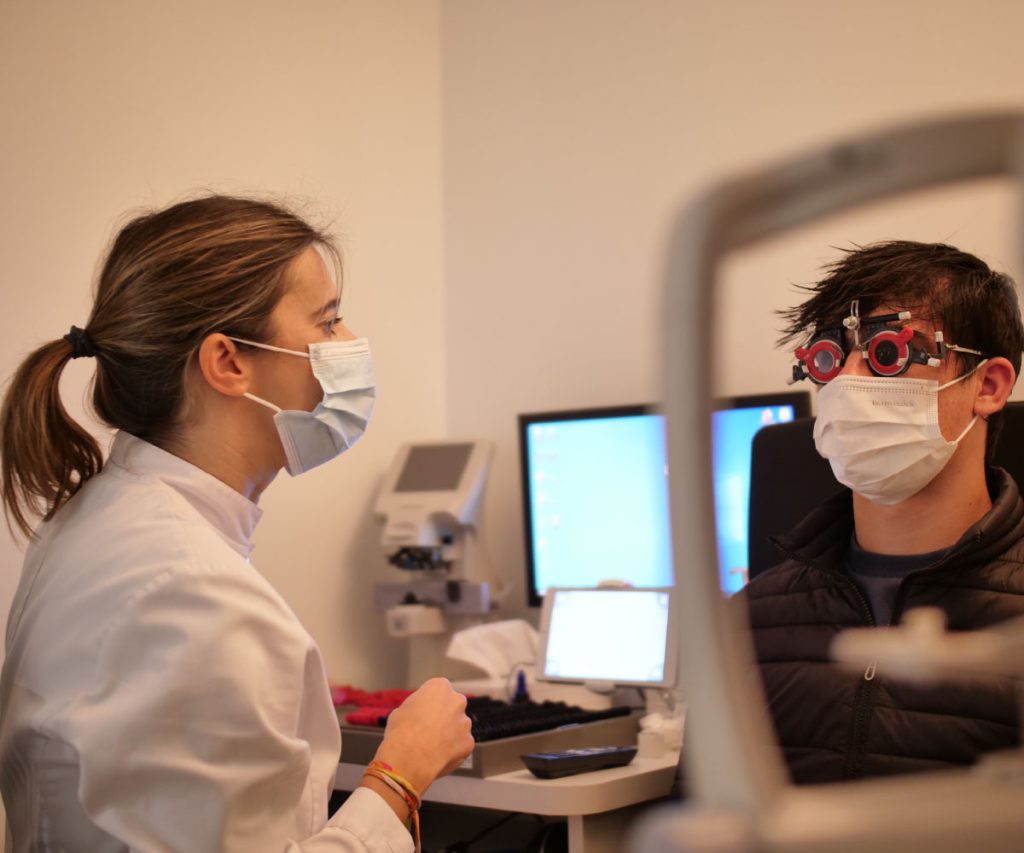 Una oftalmóloga durante una revisión en una consulta del ICQO