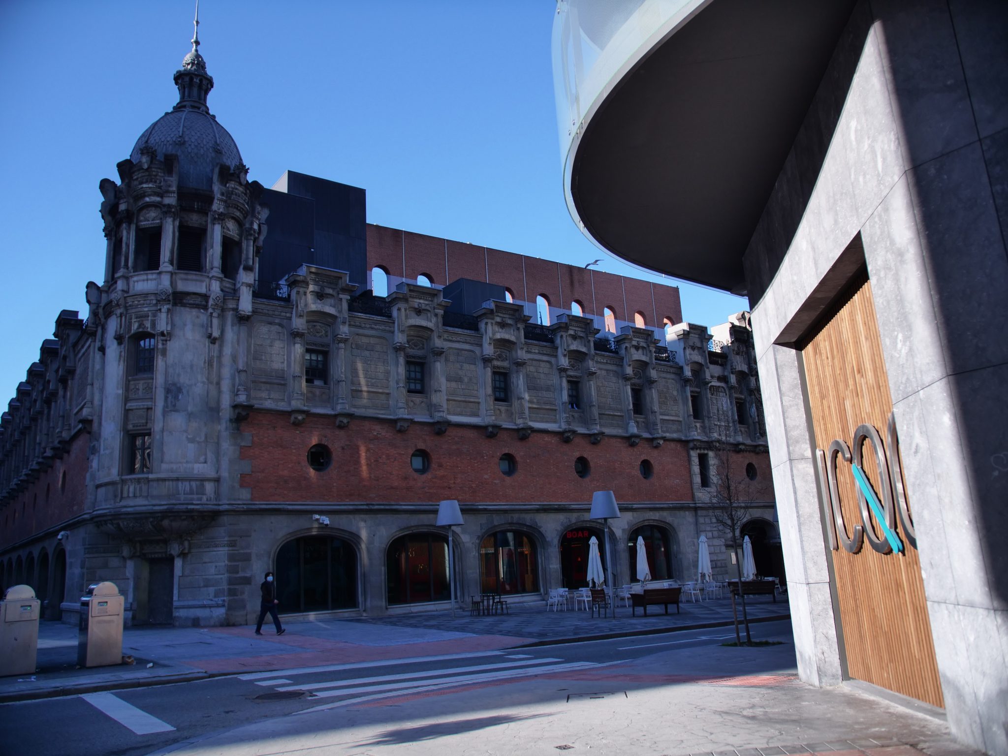 Edificio de la Alhóndiga de Bilbao desde el exterior del ICQO