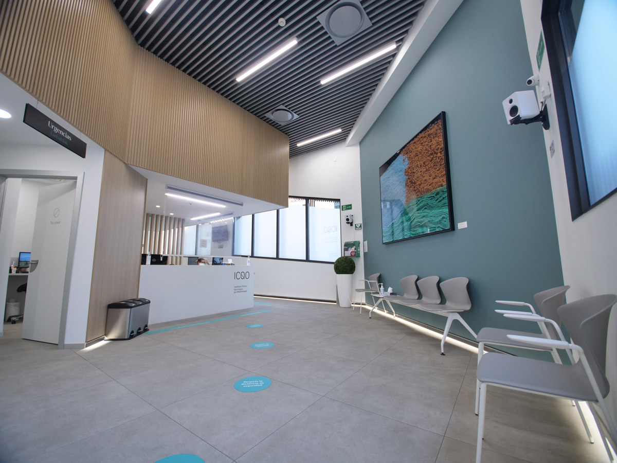 Recepción y sala de espera de urgencias en el ICQO