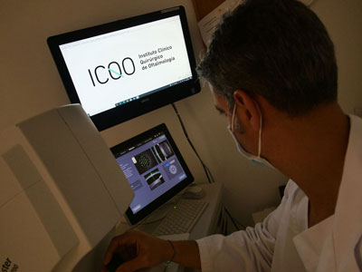 Un oftalmólogo del ICQO mira información de una prueba en un ordenador