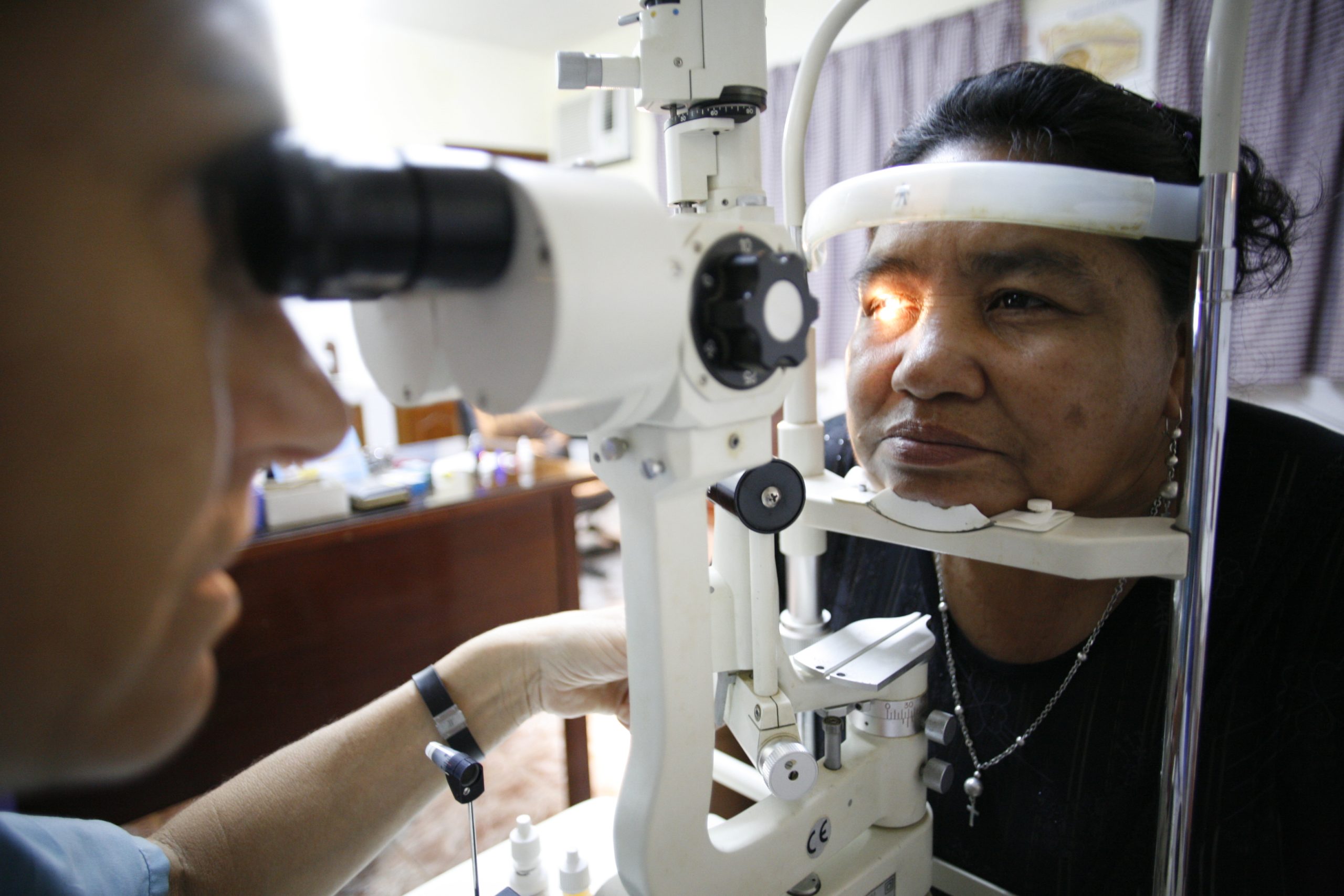 Un oftalmólogo atiende a una paciente en una consulta de Bolivia