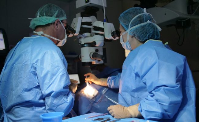 Dos oftalmólogos del ICQO operan a un paciente en la clínica